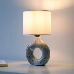 JUST LIGHT. Carara bordlampe, keramisk fod, grå