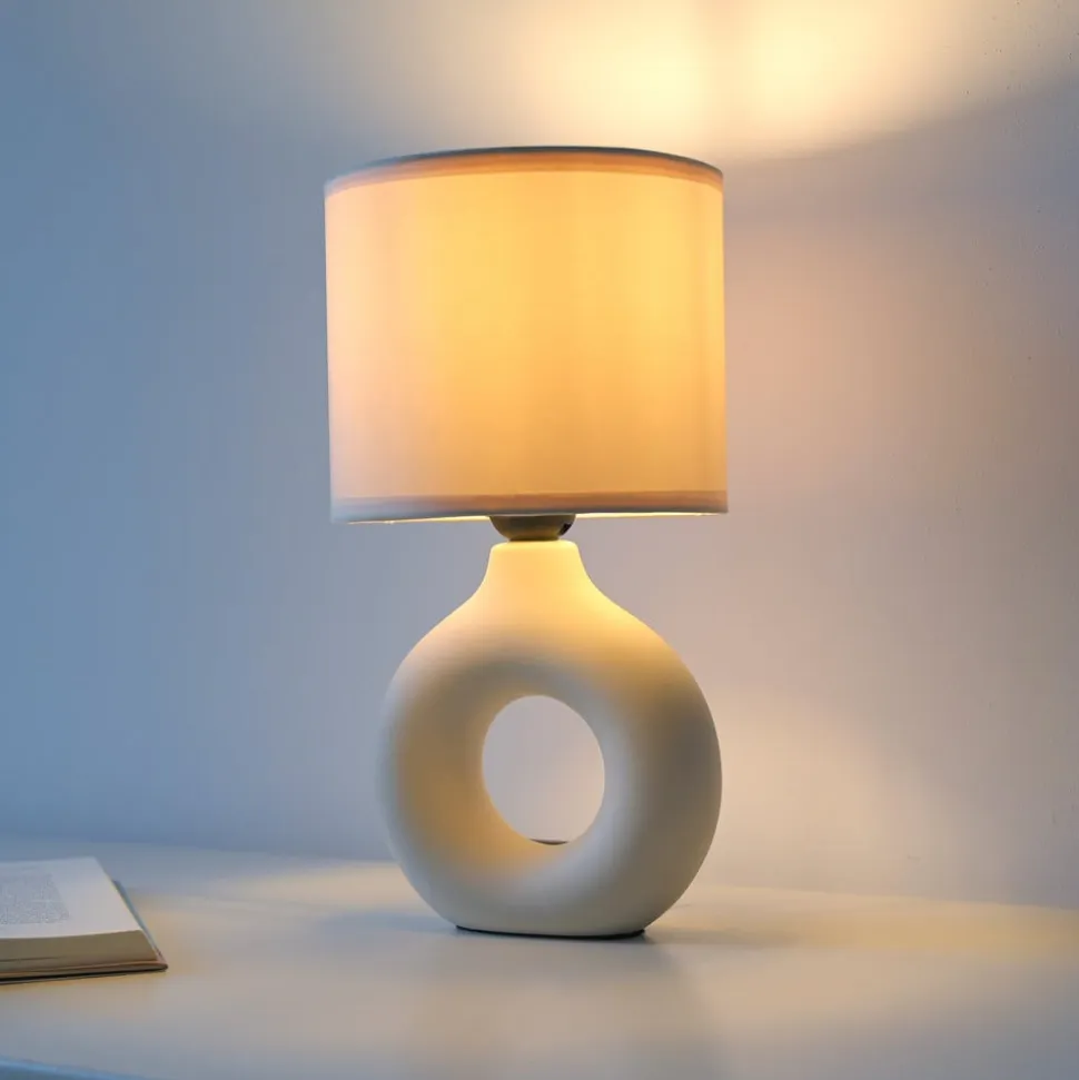 JUST LIGHT. Carara bordlampe, keramisk fod, beige