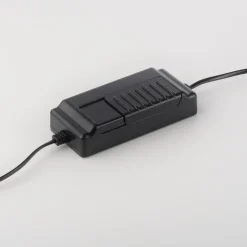 JUST LIGHT. Emanda LED-gulvlampe, jern, sort-messing