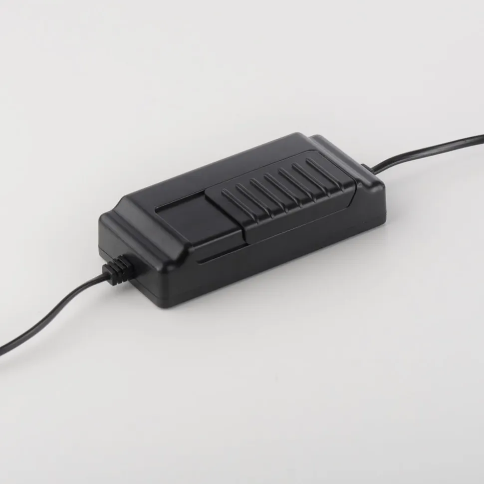 JUST LIGHT. Emanda LED-gulvlampe, jern, sort-messing