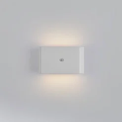 JUST LIGHT. LED-batteridrevet væglampe Ziddy, hvid, sensor 3.000 K