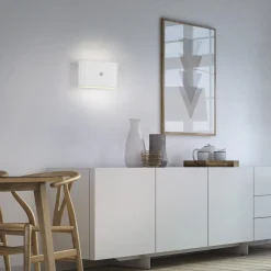 JUST LIGHT. LED-batteridrevet væglampe Ziddy, hvid, sensor 3.000 K