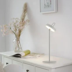 JUST LIGHT. LED-bordlampe Amag grå-beige jern IP44