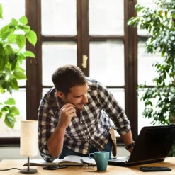 Kira bordlampe, tekstilskærm, sort/sand