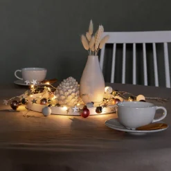 LED-lyskæde, farverige perler, kugle og stjerner