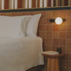 LEDS-C4 LED-væglampe Perlina, USB-port, sort, stål