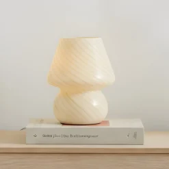 Lindby Andriana bordlampe, gul/hvid, glas, Ø 15 cm