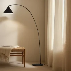 Lindby buelampe Triangolo, sort, højde 195 cm, metal E27