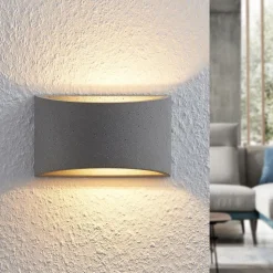 Lindby Edvin væglampe af beton, halvrund