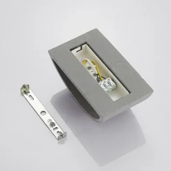 Lindby Edvin væglampe af beton, halvrund