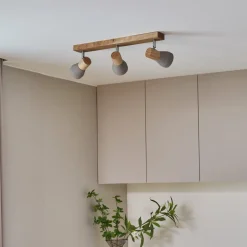 Lindby Filiz spotlight, 3 lyskilder, 47 cm lang, træ, beton, E14