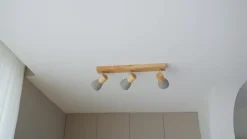 Lindby Filiz spotlight, 3 lyskilder, 47 cm lang, træ, beton, E14