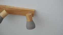 Lindby Filiz spotlight, 3 lyskilder, 47 cm lang, træ, beton, E14