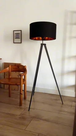 Lindby gulvlampe Benik, stativ, tekstil, sort/guld, 153 cm