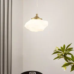 Lindby hængelampe Piatra, opal/messing, glas, Ø 16 cm, G9