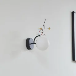 Lindby Kosmo væglampe, plast, astronaut, 30 cm høj