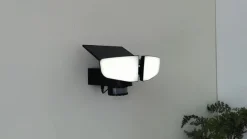 Lindby LED-solcellelampe Naelin, sort, sensor, IP44