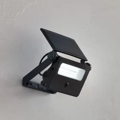 Lindby LED-solcellelampe til vægmontering Rikard, sort, stål