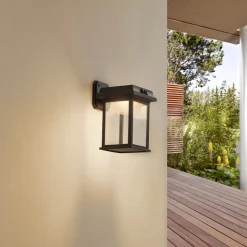 Lindby LED-væglampe Latarka, højde 27,5 cm, sensor