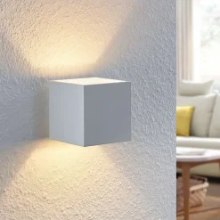 Lindby Mirza væglampe i aluminium, kantet, hvid