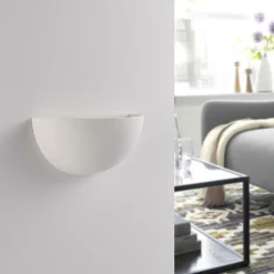 Lindby Narin uplight væglampe, hvid, gips, halvcirkelformet, 28 cm