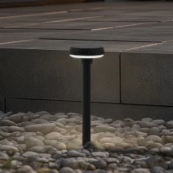 Lindby Solar-LED-lampe med jordspyd Brinca, sort, PC, sensor