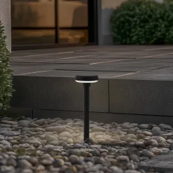 Lindby Solar-LED-lampe med jordspyd Brinca, sort, PC, sensor