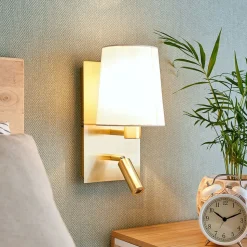 Lindby væglampe Aiden, hvid, messing, LED-læselampe