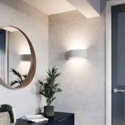 Lindby væglampe Cassian, gips, 32 cm, hvid, halvcirkelformet