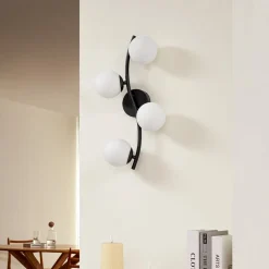 Lindby væglampe Josiana, opal/sort, 48 cm, kugle, glas