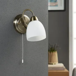 Lindby væglampe Mael, højde 20 cm, antik messing, trækkontakt