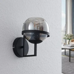 Lindby væglampe Marinka, højde 20 cm, sort, røgfarvet glas