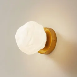 Lindby væglampe Piatra, opal/messing, glas, Ø 16 cm, G9