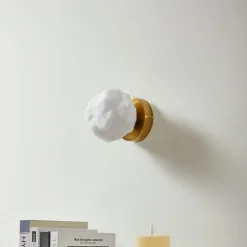 Lindby væglampe Piatra, opal/messing, glas, Ø 16 cm, G9