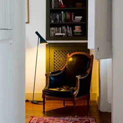 Louis Poulsen AJ - Gulvlampe, sort