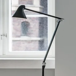 Louis Poulsen NJP LED-gulvlampe 2.700 K, sort