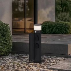 Lucande Corban sokkellampe, grå, sensor, udtag, IP44