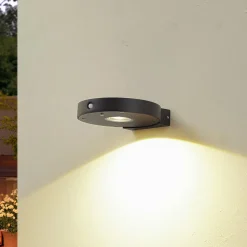 Lucande LED-solcelle-væglampe Tavon, rund, sort, sensor