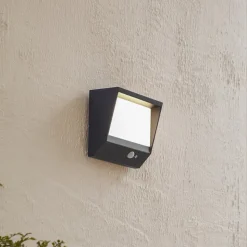 Lucande LED-solcellevægslampe Dava, 14 cm høj, aluminium, sensor