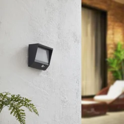 Lucande LED-solcellevægslampe Dava, 14 cm høj, aluminium, sensor