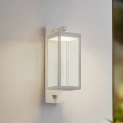Lucande udendørs LED-væglampe Ferdinand, hvid, sensor, 38 cm