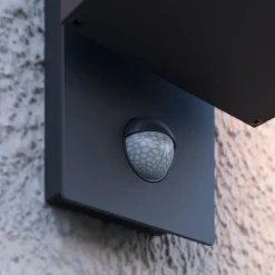 Lucande udendørs LED-væglampe Ferdinand, sensor, grå, 38 cm