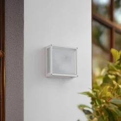 Lucande udendørs væglampe Aurelien, hvid, sensor, 25 x 25 cm