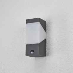 Lucande udendørs væglampe Kiran, sensor, grå, IP44, E27