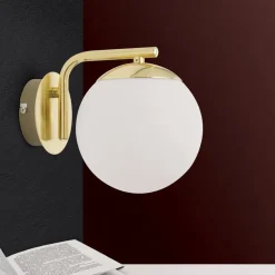 Madis væglampe med glaskugle, mat messing