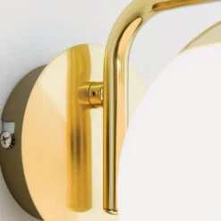 Madis væglampe med glaskugle, mat messing