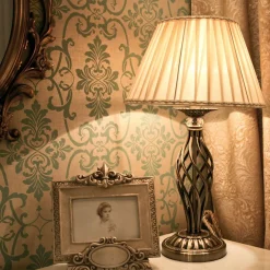 Maytoni Grace bordlampe, 1 lyskilde, messing/beige