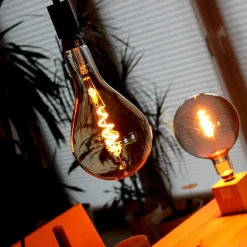 Müller Licht tint white LED-pære E27 4,9 W guld