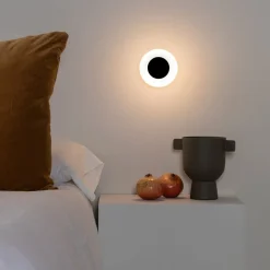 Moy LED-væglampe i sort med glasskærm