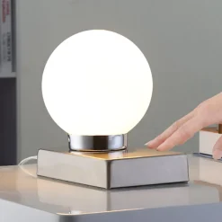 Naomi bordlampe med glaskugle